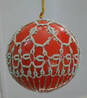 AC302 Papier-m�ch� and Tatted Christmas Bauble