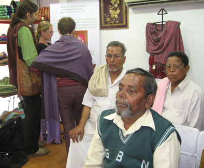 Shoppers and weavers mark World Leprosy Day in MESH