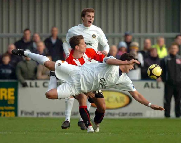 Charlie MacDonald Brentford sandwiched by Havant defenders - Nov 2008