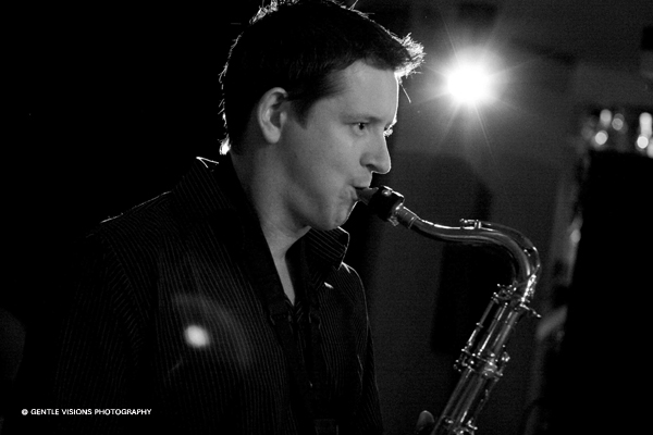 Paul Booth's New Album - no looking back.
Photography by James Gentle.
Shot live at the SPICE OF LIFE, Cambridge Circus - September 2006.
<a href= 