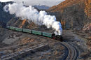 1013 hauls the first passenger of the day approaching Shenbutong at 0810.