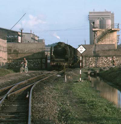 141-192 shunting in the cement works yard at  Bim Son.