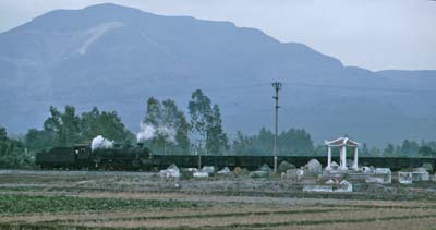 141-199 returning from Luu Xa to Hanoi Yen Vien.