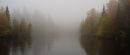 Lac automnal sous une brume matinale