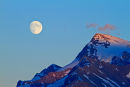 Pleine lune et le mont Unwin au coucher du soleil