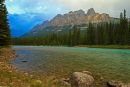 Mont Castle et la Bow River au coucher du soleil