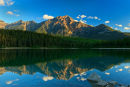 Mont Pyramid et le lac Patricia au lever du soleil