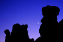 Silouhettes fantastiques à la brunante - Arches NP, Utah