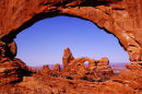 Turret Arch vue à travers North Window - Arches NP, Utah