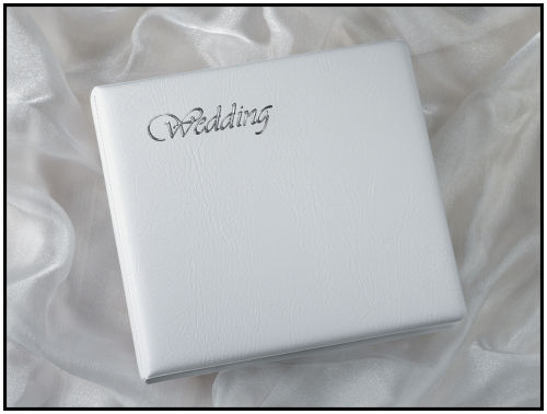 Ascot
<p>Stylish padded traditional album.
<p>White feather grained finish to the coverand to complete this pure look, the word 'wedding' is embossed on the top left hand corner.