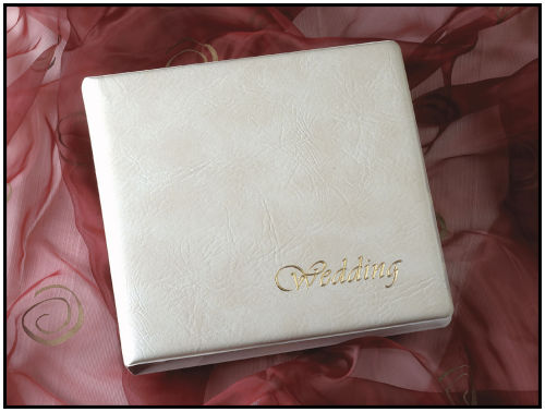 Aylesbury
<p>Stylish padded traditional album.
<p>Gently marbled lightly grained cover in cream.
fininshed with the word'Wedding' in the bottom right hand corner in gold.