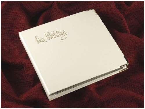 Sophie
<p>Stylish firm unpadded traditional album.
<p>Made with a cream material and is offered with a choice of gold blocking styles or simply as a plain cover.
Finished with gold metal corners.