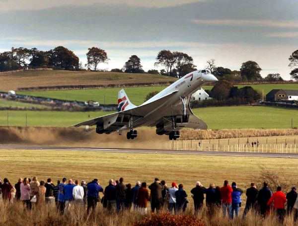 Concorde leaving Edinburgh Airport on her last flight