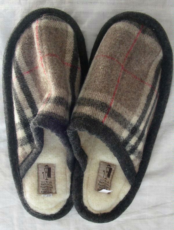 Unisex Slippers  100% wool.
Size 38.
Colour: Beige, Grey, Ivory and red.
Price: WAS �12.50; NOW �9

Wholesale available for this item. Contact us.