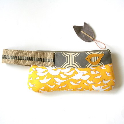 A yellow clutch to wear on its own, giving some light to your winter look.
�32.50