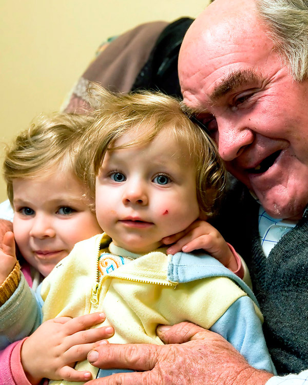 Manuel with grandchildren Pilar and Manuela